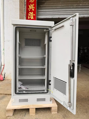 IP55 1.2mm SPCC Weatherproof Telecom Enclosures Pembukaan Depan 23U