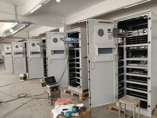 Kabinet Telekomunikasi Luar IP45 IP55 -48vdc 16KW 24KW 36 KW Kapasitas Untuk Stasiun Basis Telekomunikasi