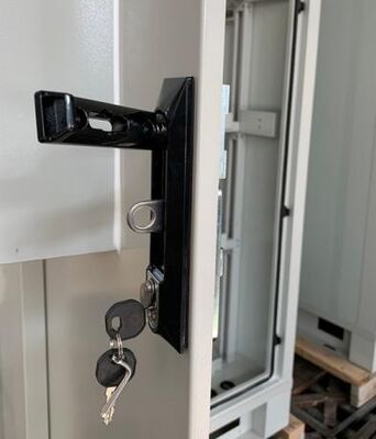 Baja Galvanis yang dibuat khusus, Tebal 1,5mm, 14U Kandang Kabinet Luar Ruangan Dengan AC 1500W Untuk Penyimpanan Baterai Stasiun Telekomunikasi