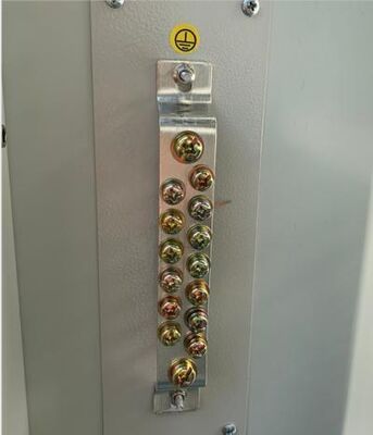 Baja Galvanis yang dibuat khusus, Tebal 1,5mm, 14U Kandang Kabinet Luar Ruangan Dengan AC 1500W Untuk Penyimpanan Baterai Stasiun Telekomunikasi